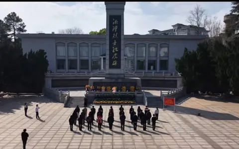湖南城建职业技术学院师生赴烈士陵园开展清明祭扫活动