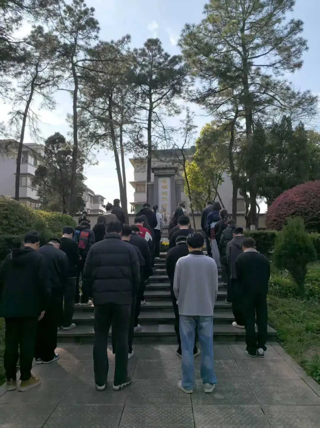 湖南城建职业技术学院师生赴烈士陵园开展清明祭扫活动