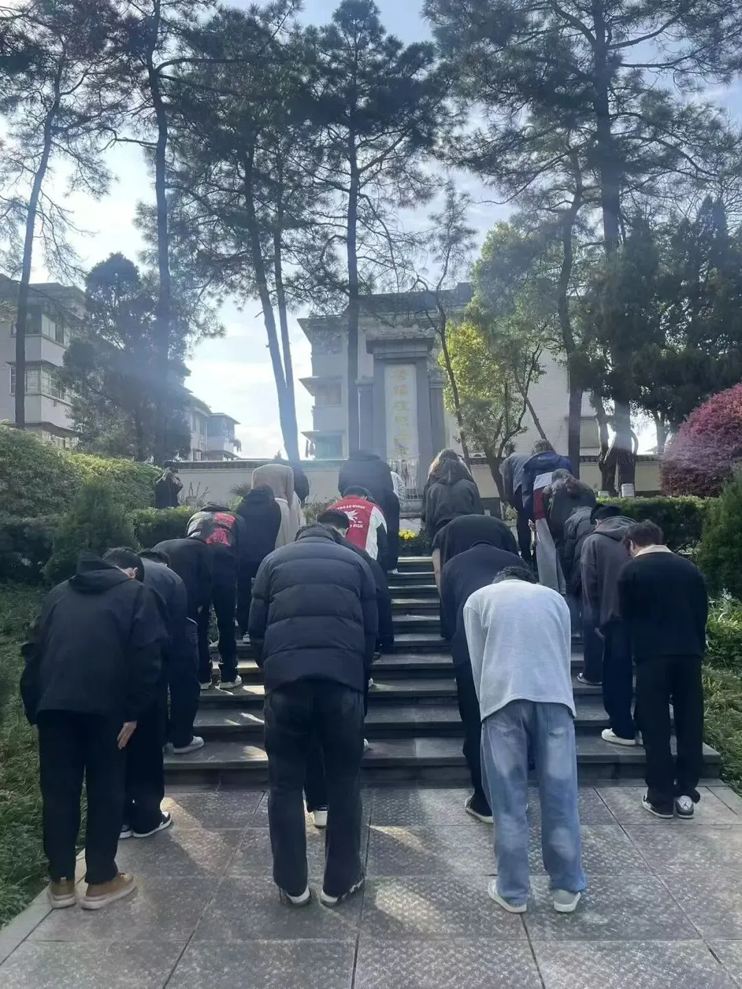 湖南城建职业技术学院师生赴烈士陵园开展清明祭扫活动