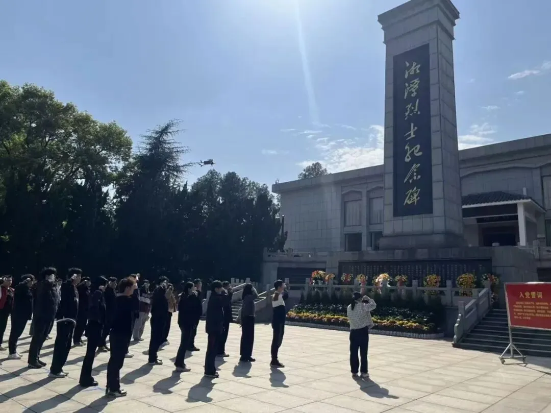 湖南城建职业技术学院师生赴烈士陵园开展清明祭扫活动