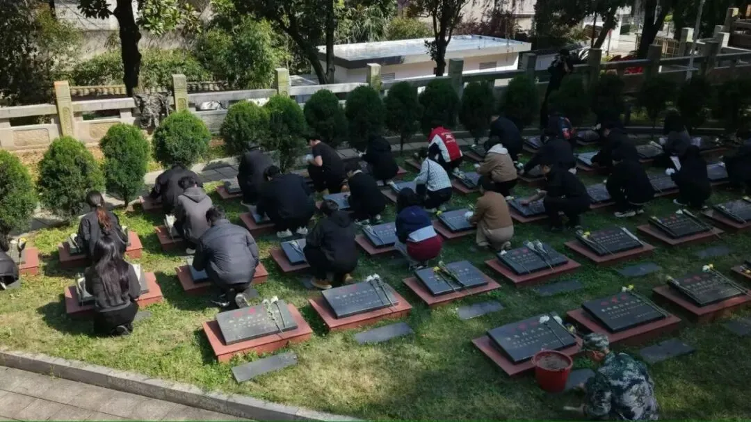 湖南城建职业技术学院师生赴烈士陵园开展清明祭扫活动