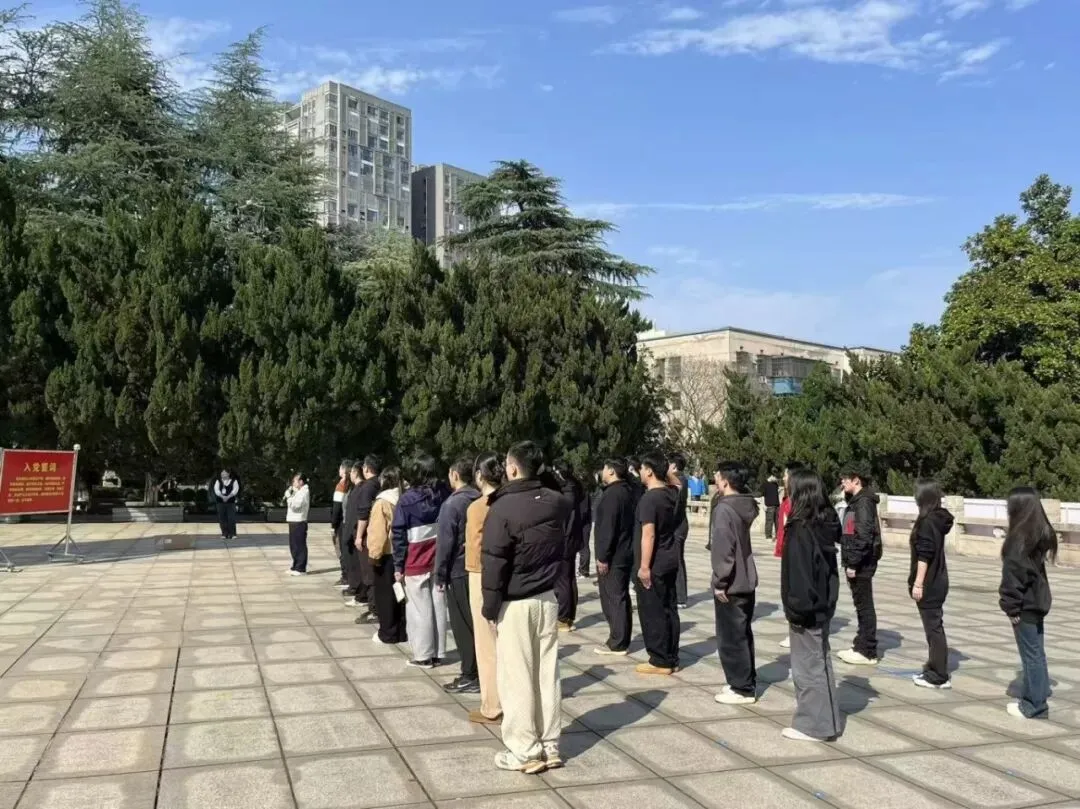 湖南城建职业技术学院师生赴烈士陵园开展清明祭扫活动