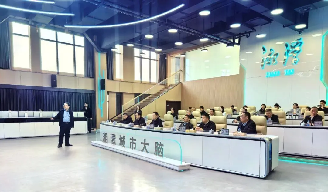 省市人大代表调研视察全市政务服务和数据工作