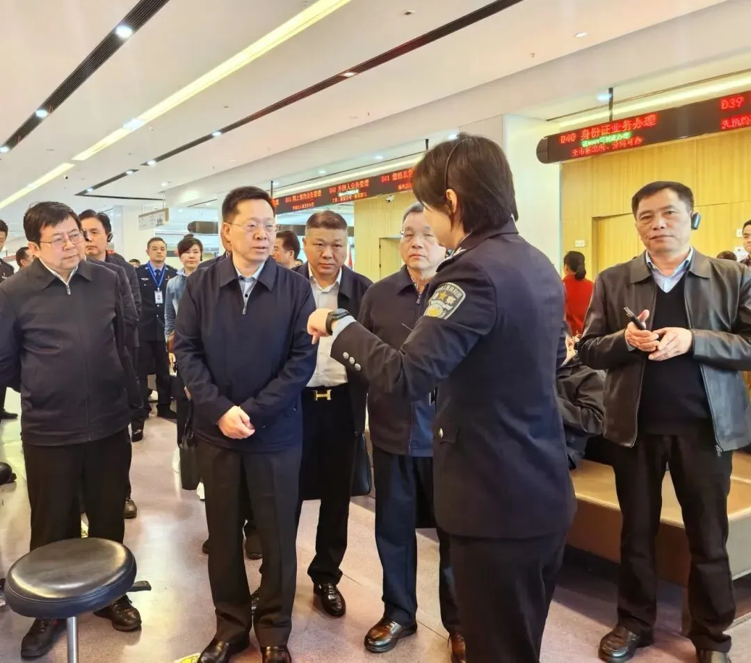 省市人大代表调研视察全市政务服务和数据工作