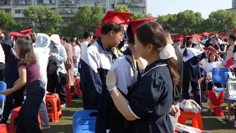 以成年赴山海 以笃行耀前程 ——湘机中学举行2026届高三成人礼