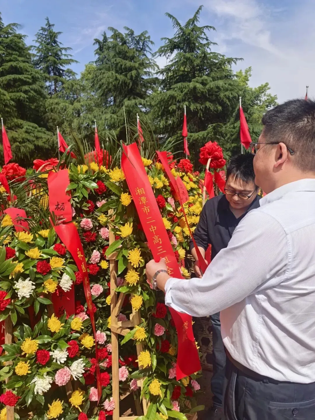 寻迹韶山悟初心 凝心聚力战高考——第四支部主题党日活动暨高三工会小组春游