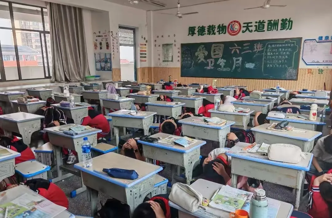 江西玉山县凤凰小学开展“5.12”防震减灾应急演练