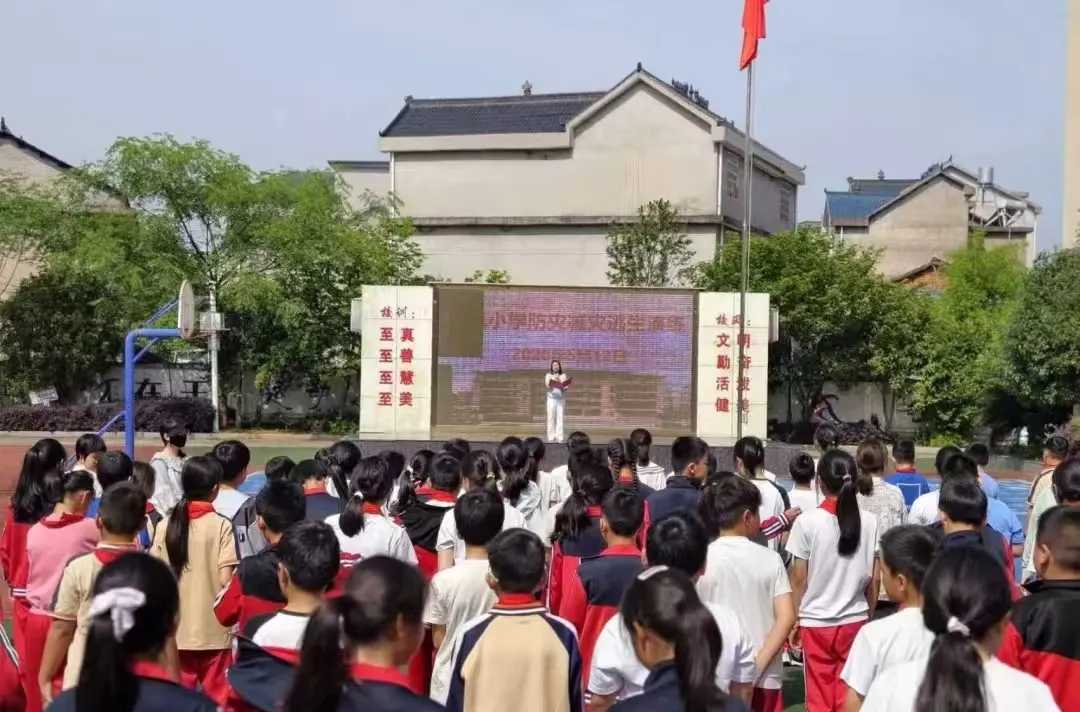江西玉山县凤凰小学开展“5.12”防震减灾应急演练