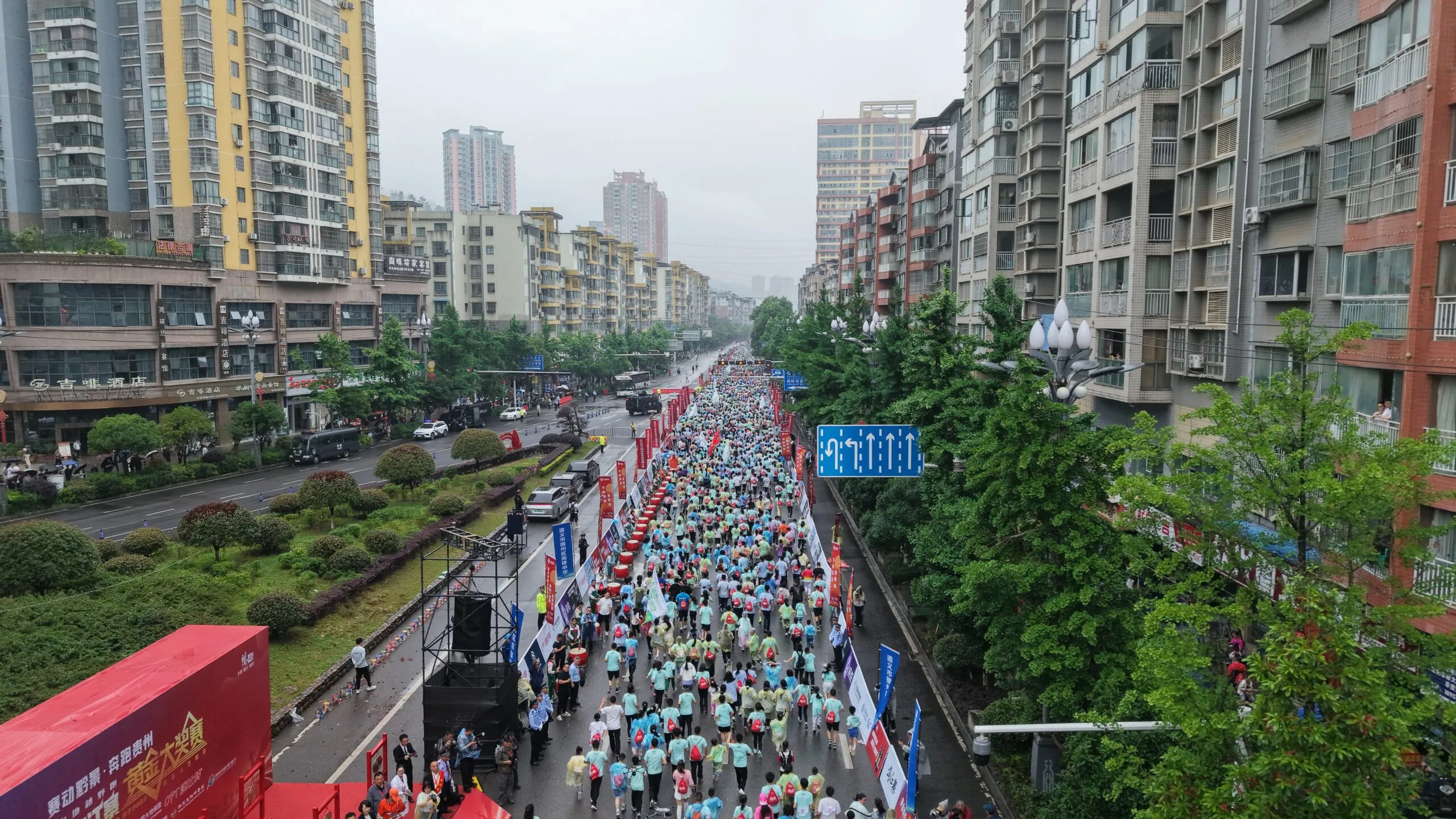 贵州播州：第三届遵义乌江寨黄金大奖赛引万人参赛