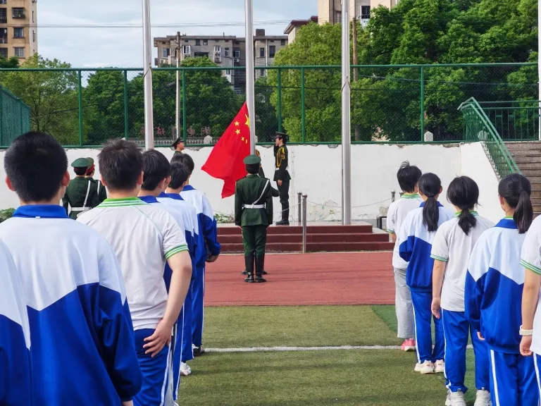 以劳树德 以劳增智 ——湘机中学举行“劳动创造幸福,奋斗成就未来”主题升旗仪式