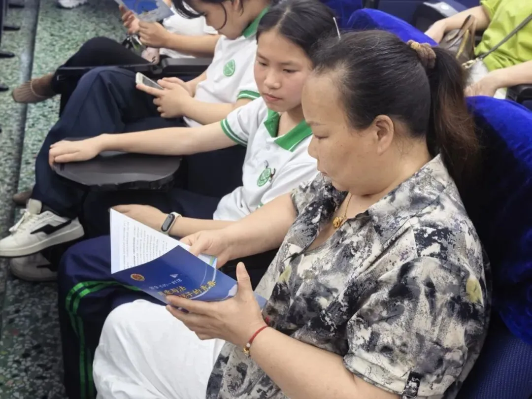 法护少年成长 爱筑未来之路 ——湘机中学“红韵·家长学校”第二期亲子法治课暖心开讲