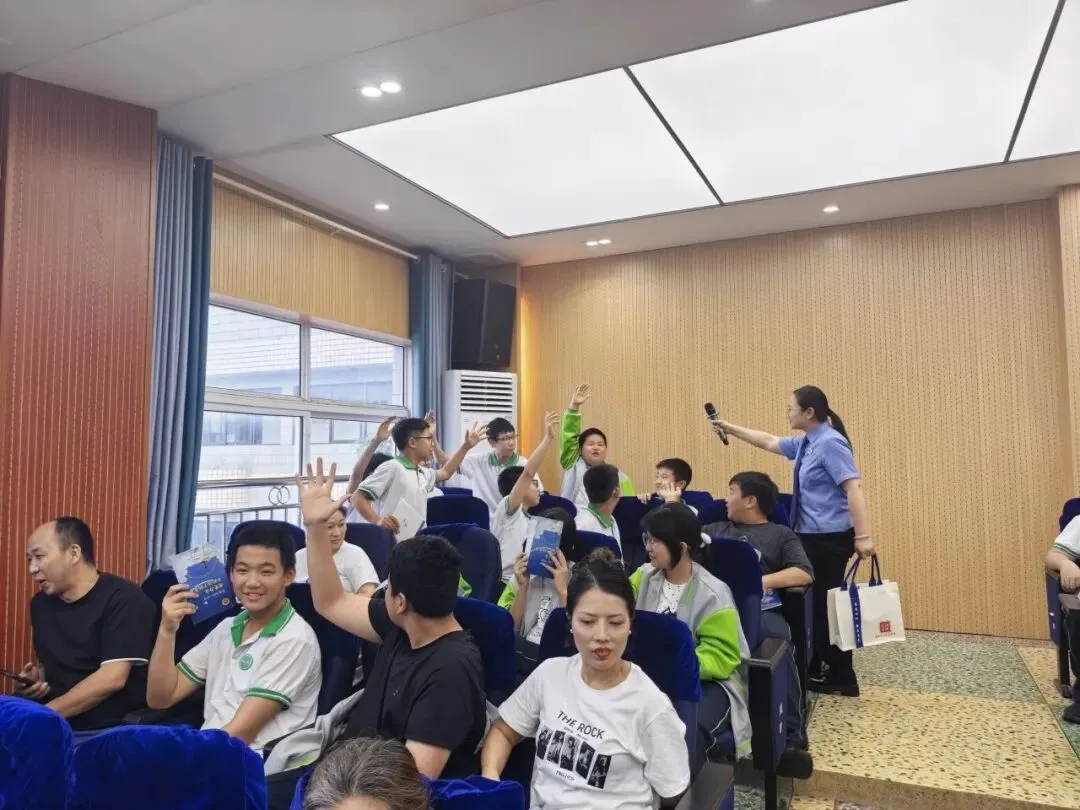 法护少年成长 爱筑未来之路 ——湘机中学“红韵·家长学校”第二期亲子法治课暖心开讲