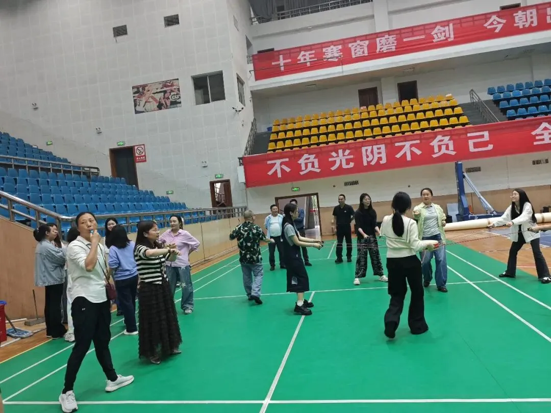 同心击鼓 青春正燃——湘潭市第一中学举行青年教师会员团建活动