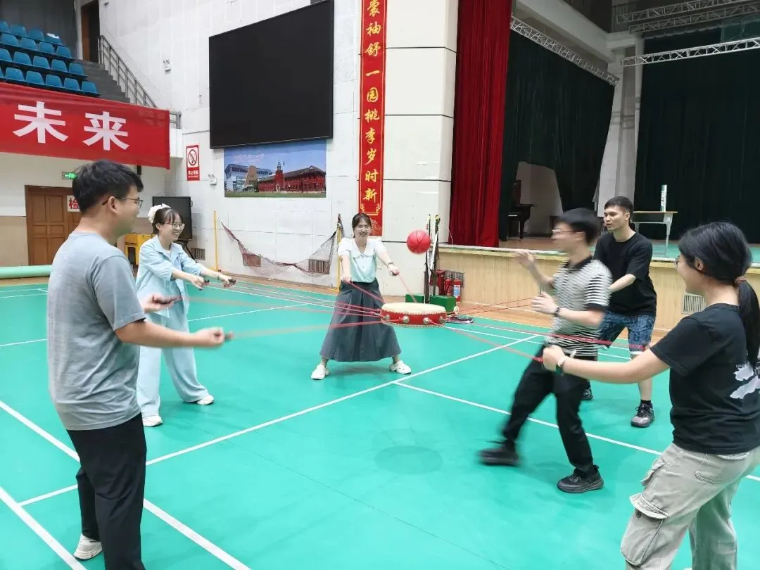 同心击鼓 青春正燃——湘潭市第一中学举行青年教师会员团建活动
