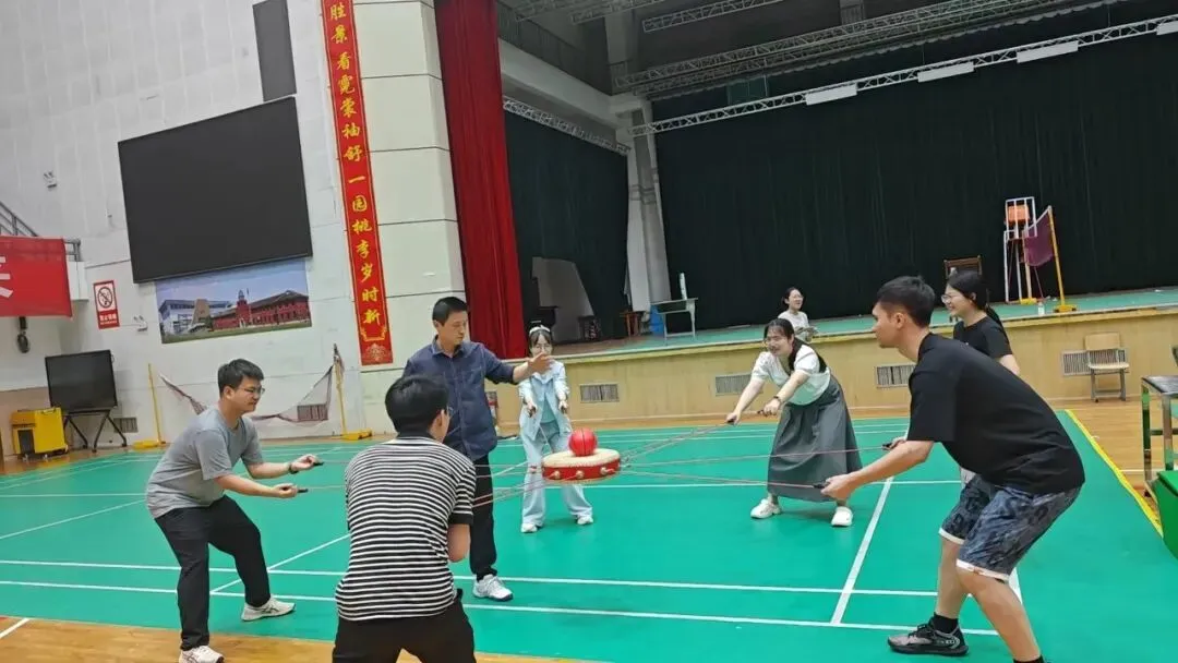 同心击鼓 青春正燃——湘潭市第一中学举行青年教师会员团建活动