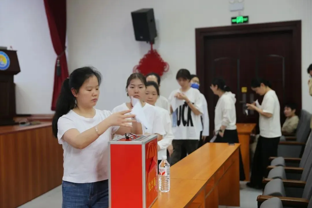 青春接力启新程 砥砺奋进建新功——医院召开第五届三次、第六届一次团员大会暨团委换届选举大会