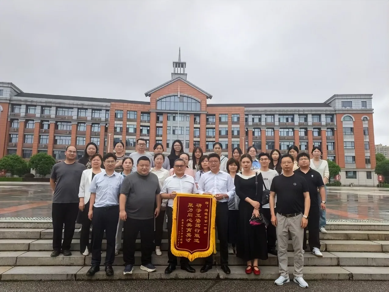 互学互鉴促提升,携手合作谋发展——湘潭市第二中学赴湘潭县第一中学开展学习交流活动
