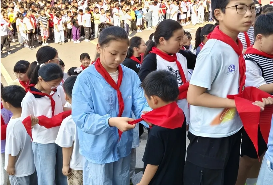 “红领巾心向党,争做新时代好队员”——花石中心小学举行2026年少先队新队员入队仪式