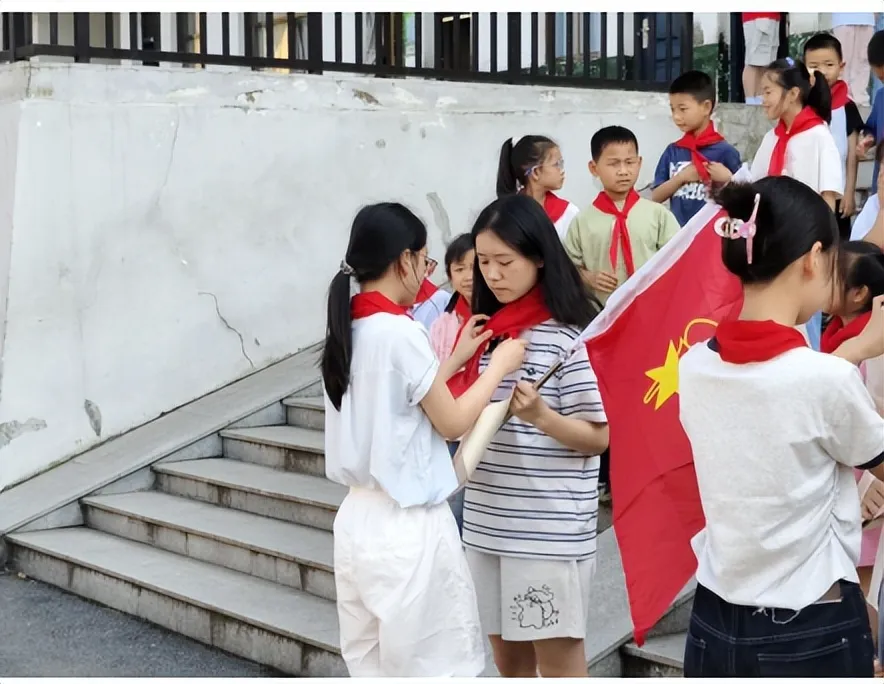 “红领巾心向党,争做新时代好队员”——花石中心小学举行2026年少先队新队员入队仪式