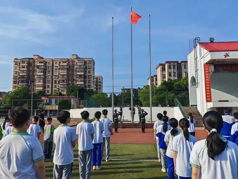高举队旗跟党走 争做新时代好少年 ——湘机中学举行2026年少先队主题升旗仪式