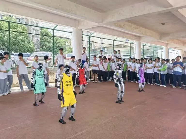 一树樱花绕讲堂 智械炫舞动青春 ——湘机中学2026年校园科技节盛大开幕