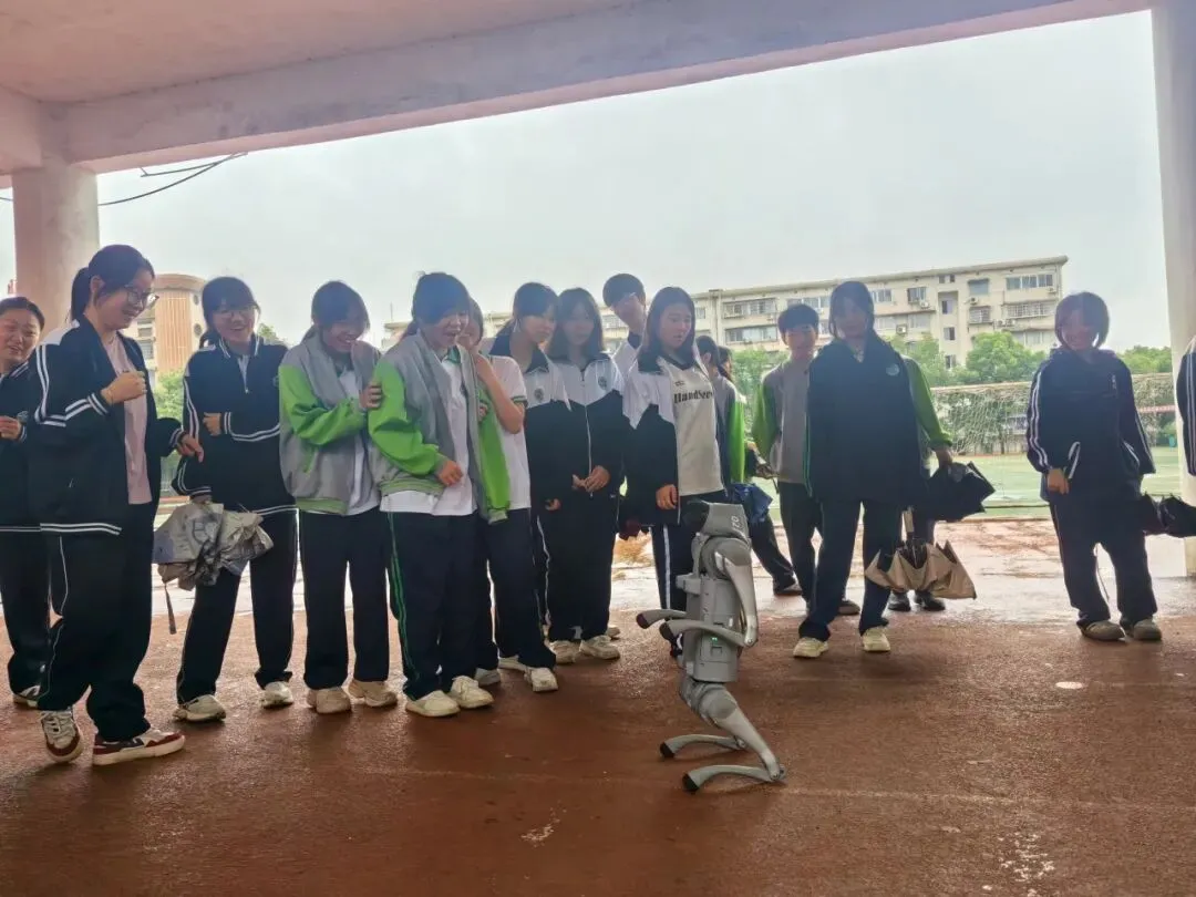 湘机中学迎来"科普大篷车"沉浸式互动体验让科学原理活起来