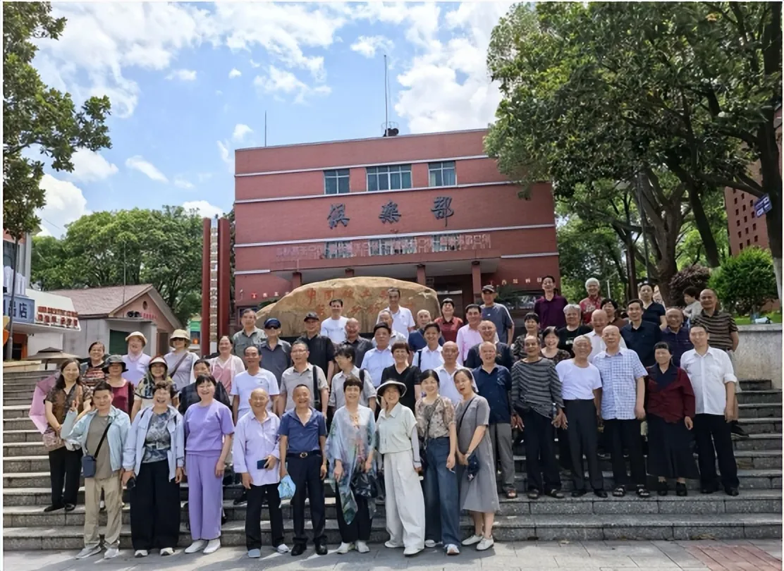 寻韵秀美景象 重温岁月初心——湘潭县税务局老干支部组织老同志研学踏青活动侧记