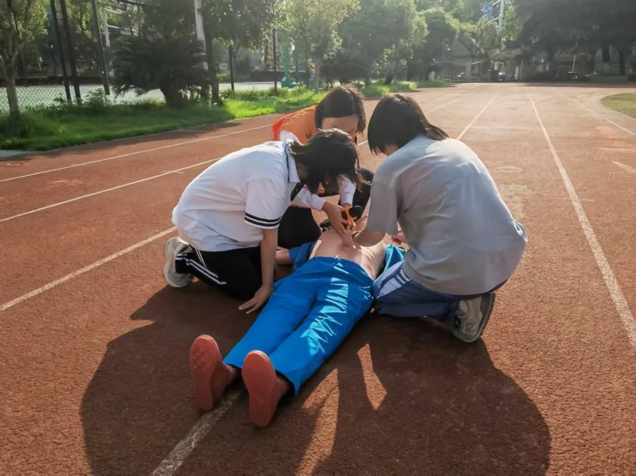 珍爱生命,预防溺水——湘潭市第一中学2026年防溺水知识讲座暨应急自救互救演练活动