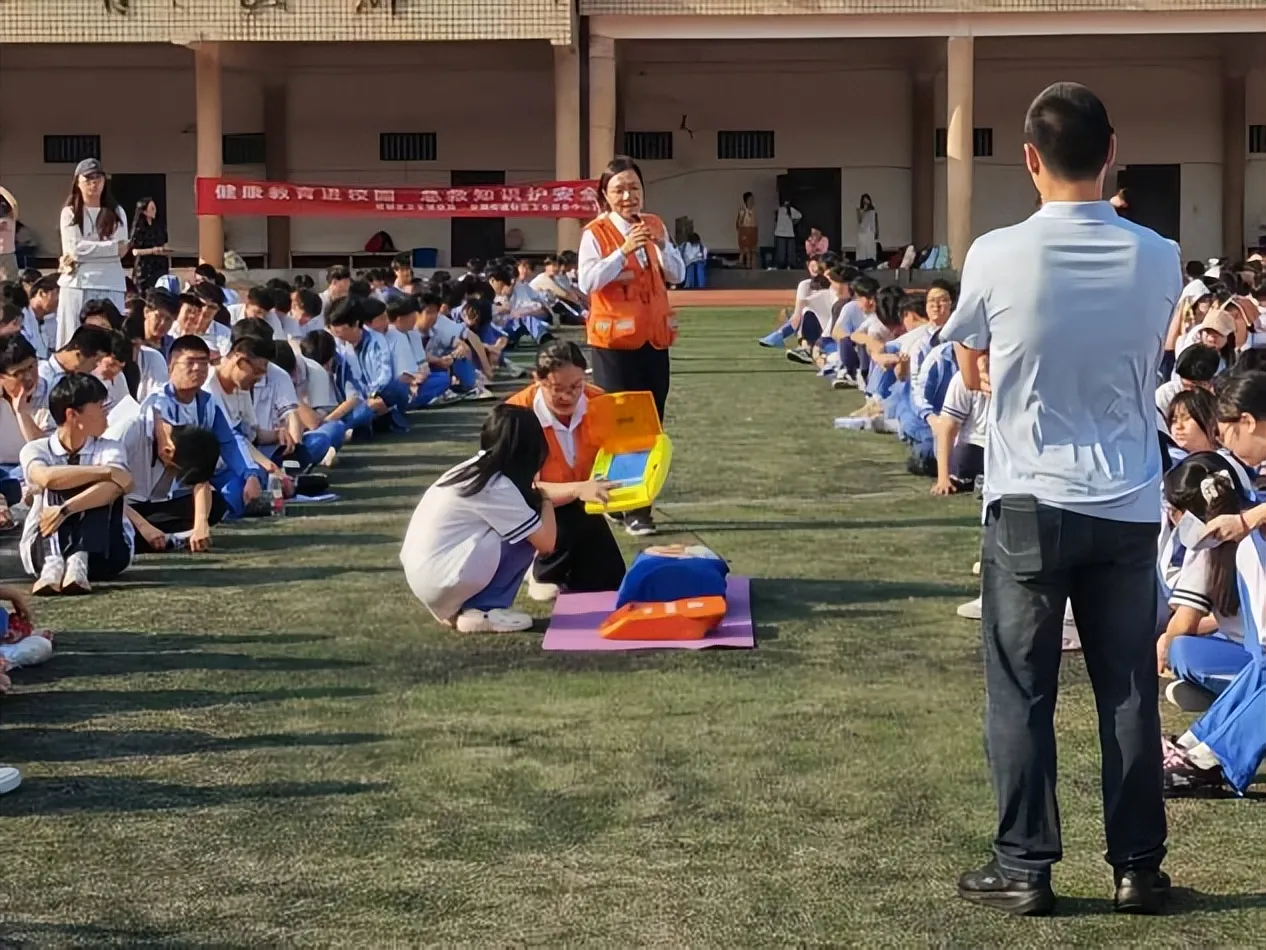 珍爱生命,预防溺水——湘潭市第一中学2026年防溺水知识讲座暨应急自救互救演练活动
