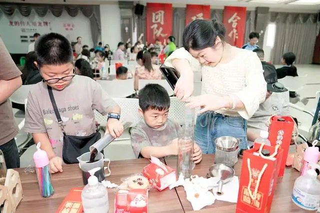 科创启童心 匠心润成长 湘潭市科协开展校企科普探秘行亲子研学活动
