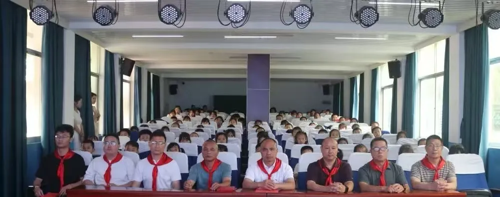 江西玉山：  高举队旗跟党走 做新时代好少年