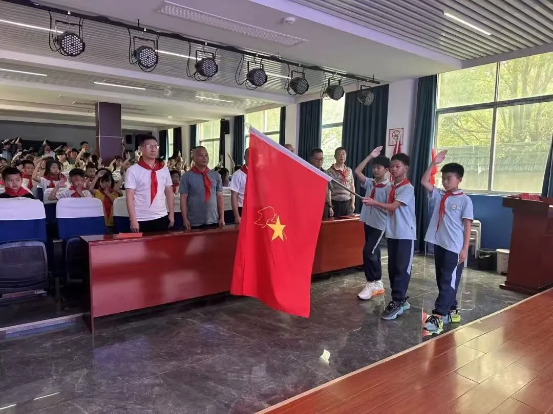 江西玉山：  高举队旗跟党走 做新时代好少年