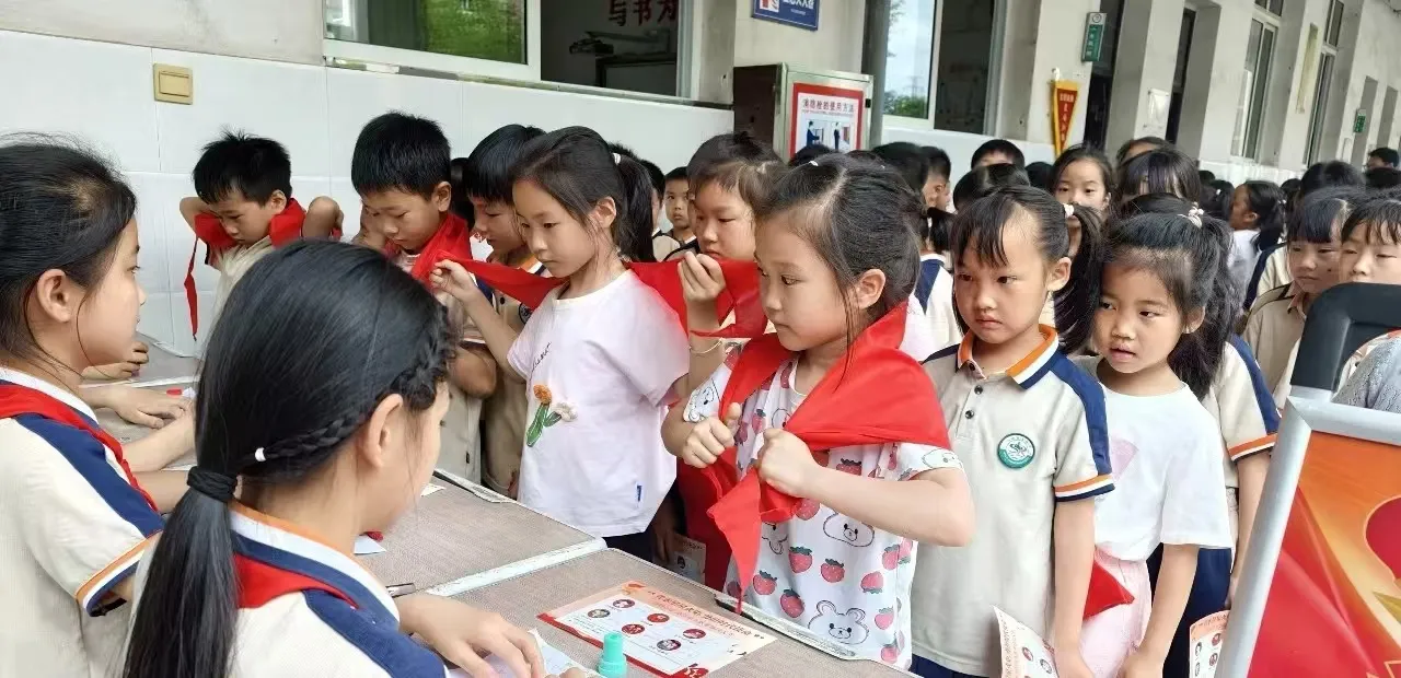 江西玉山县端明小学2025级新队员入队仪式圆满举行