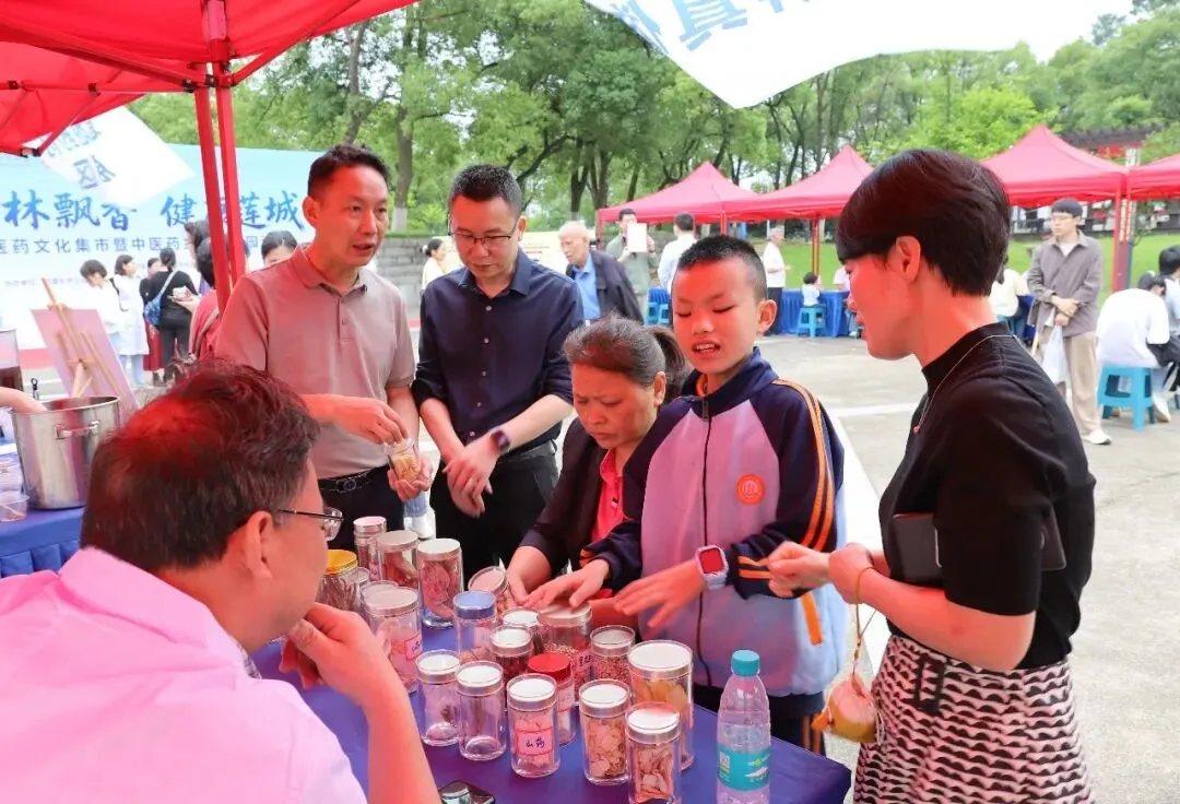 杏林飘香 健康莲城——湘潭市中医医院中医药文化集市暨中医药文化进校园活动成功举办