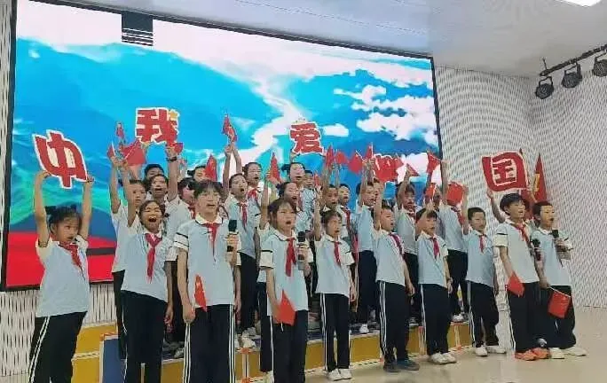 江西玉山县华村学校:高举队旗跟党走 做新时代好少年