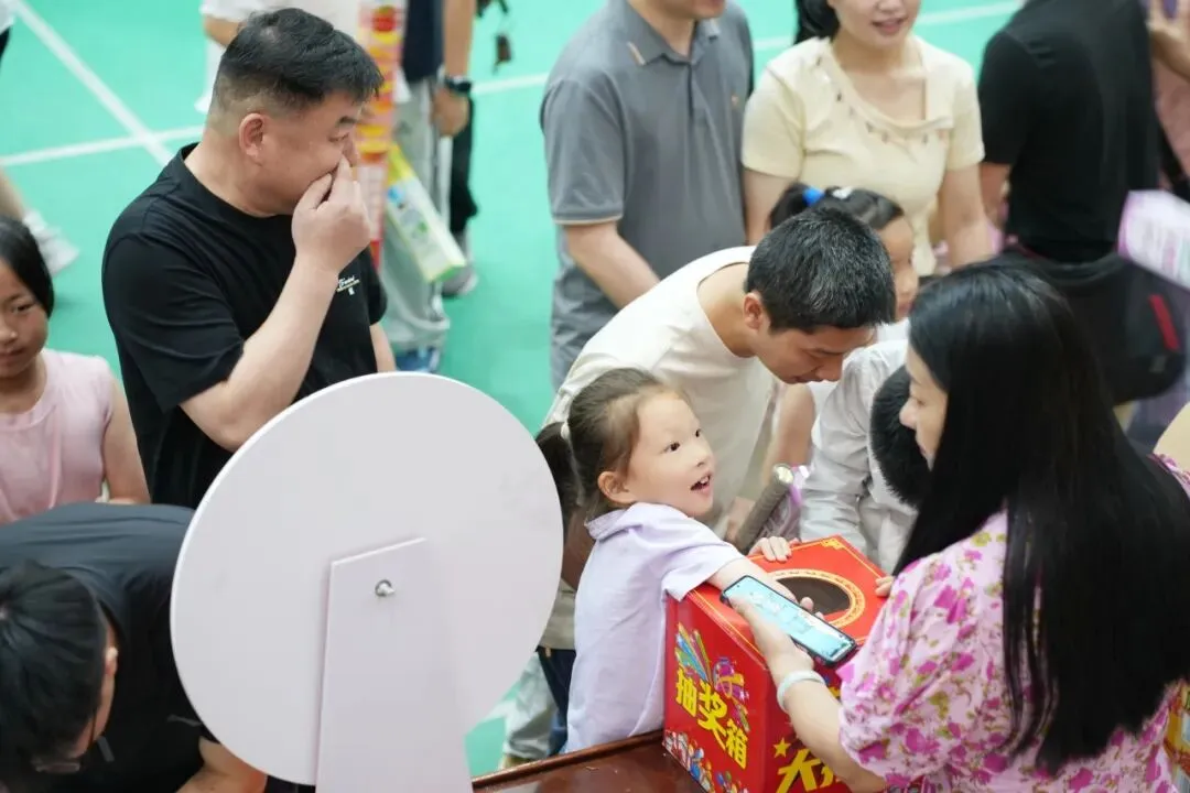 童趣满潭中,欢乐过六一——湘潭市第一中学开展2026年“庆六一”教职工亲子趣味活动