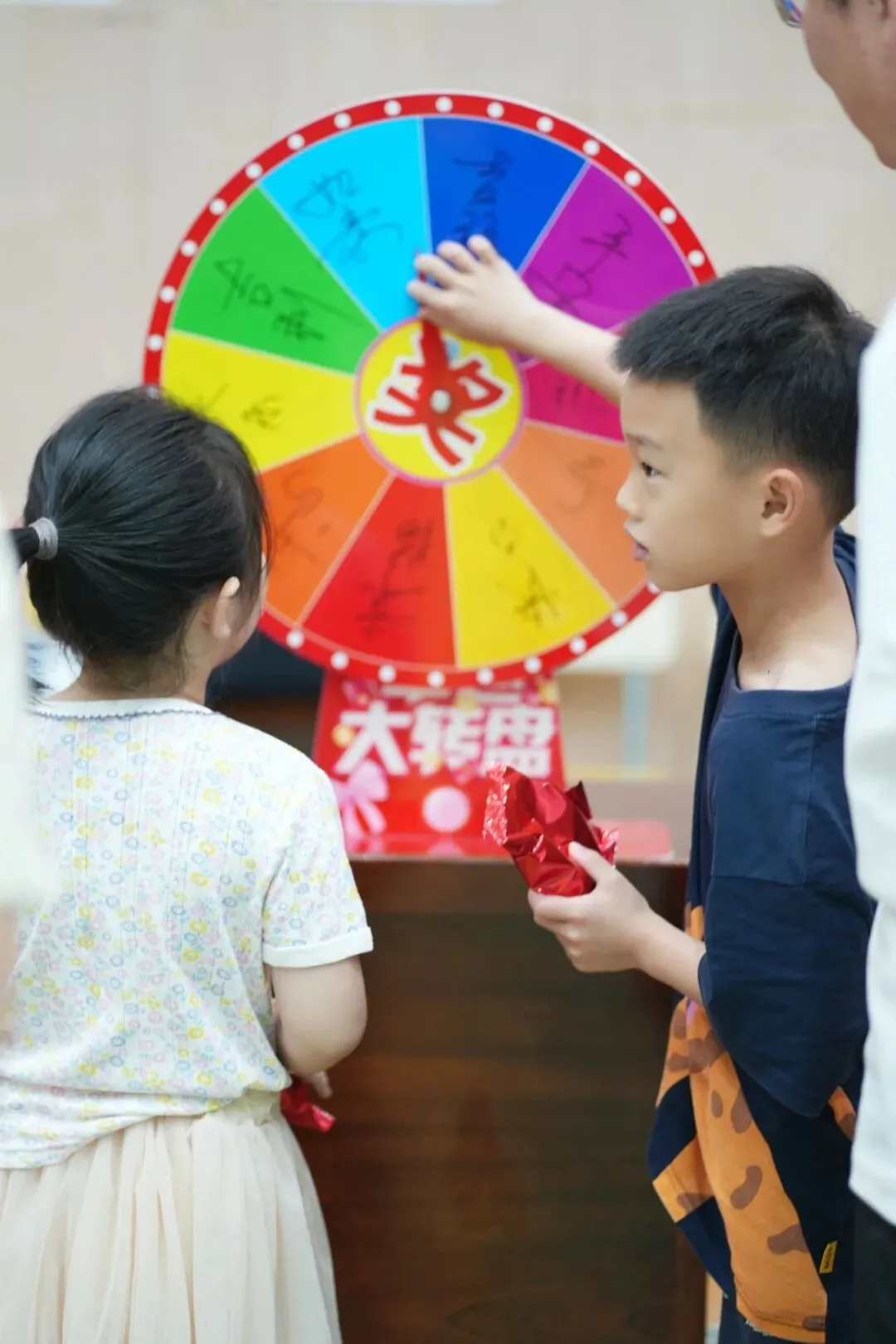 童趣满潭中,欢乐过六一——湘潭市第一中学开展2026年“庆六一”教职工亲子趣味活动