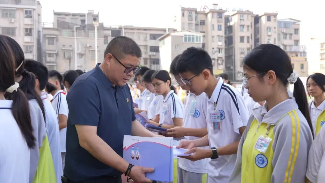 法治护航青春，文明点亮校园——湘潭县人民检察院开展“六一”法治进校园主题宣传活动