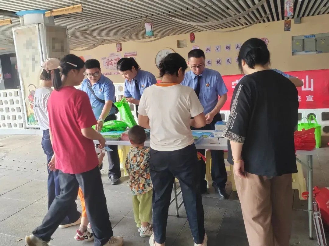 检爱同行 向阳生长｜湘潭县检察院开展未成年人保护普法宣传活动