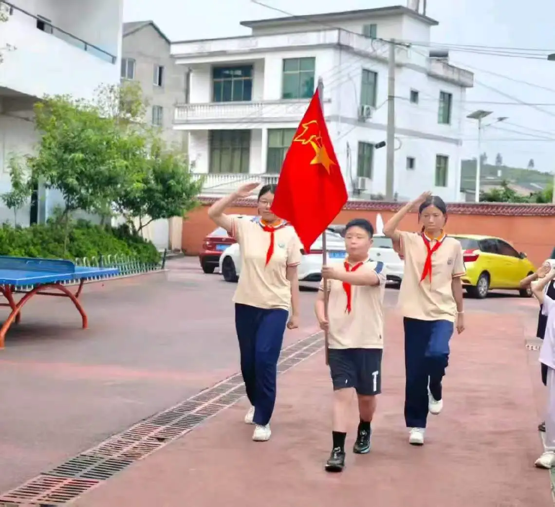 上饶汪村小学举行一年级首批新队员入队仪式