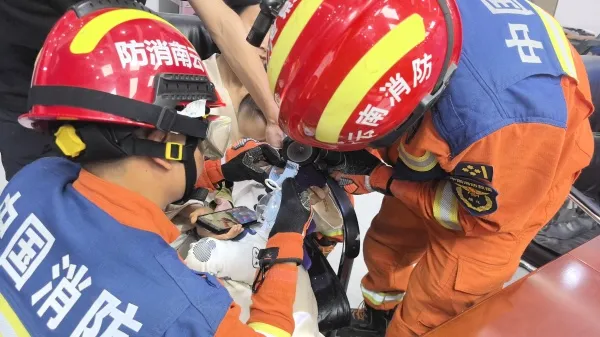 祥云一幼童手指被杯盖卡住 消防暖心成功救援