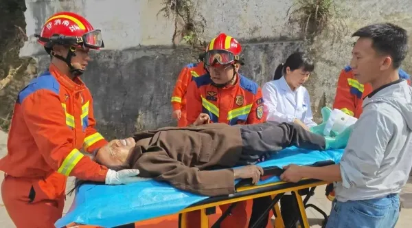 雨后进山采菌不慎摔伤 红河消防紧急救援送医