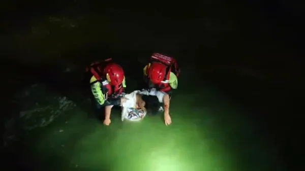 女子深夜水域遇险 昆明消防快速施救成功救人