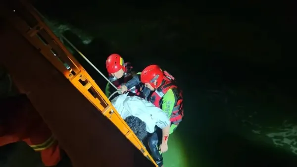 女子深夜水域遇险 昆明消防快速施救成功救人