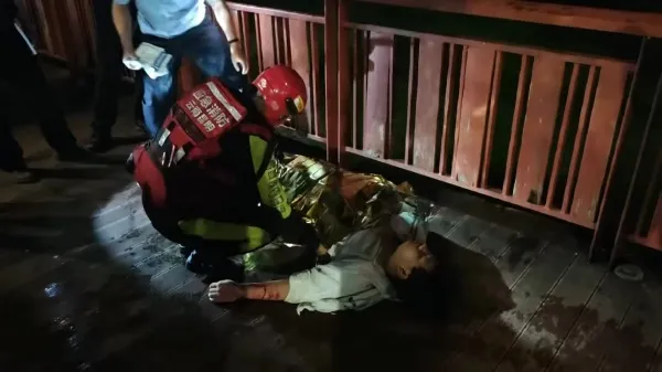 女子深夜水域遇险 昆明消防快速施救成功救人