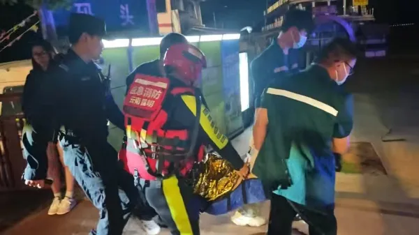 女子深夜水域遇险 昆明消防快速施救成功救人