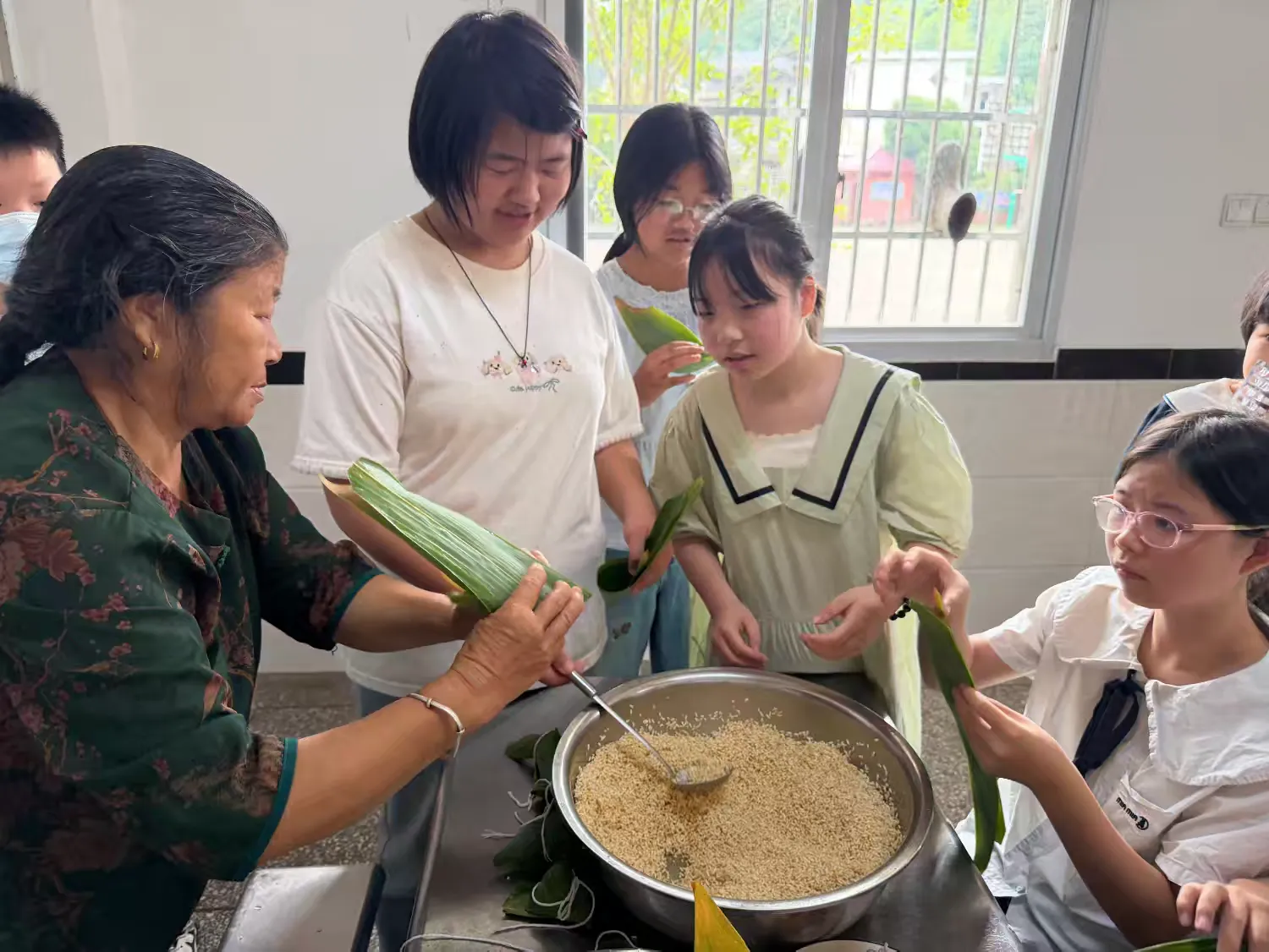 简篇-传承文化 传递温暖 ——记杨麟爱心小学"粽香情浓"端午主题活动 传承文化 传递温暖 ——记上饶市广信区汪村学校杨麟爱心小学"粽香情浓"端午主题活动