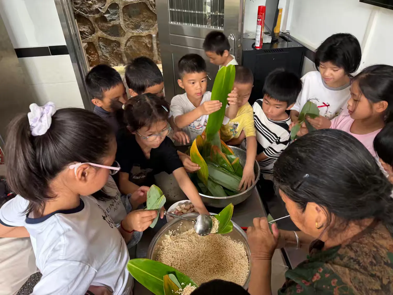 简篇-传承文化 传递温暖 ——记杨麟爱心小学"粽香情浓"端午主题活动 传承文化 传递温暖 ——记上饶市广信区汪村学校杨麟爱心小学"粽香情浓"端午主题活动