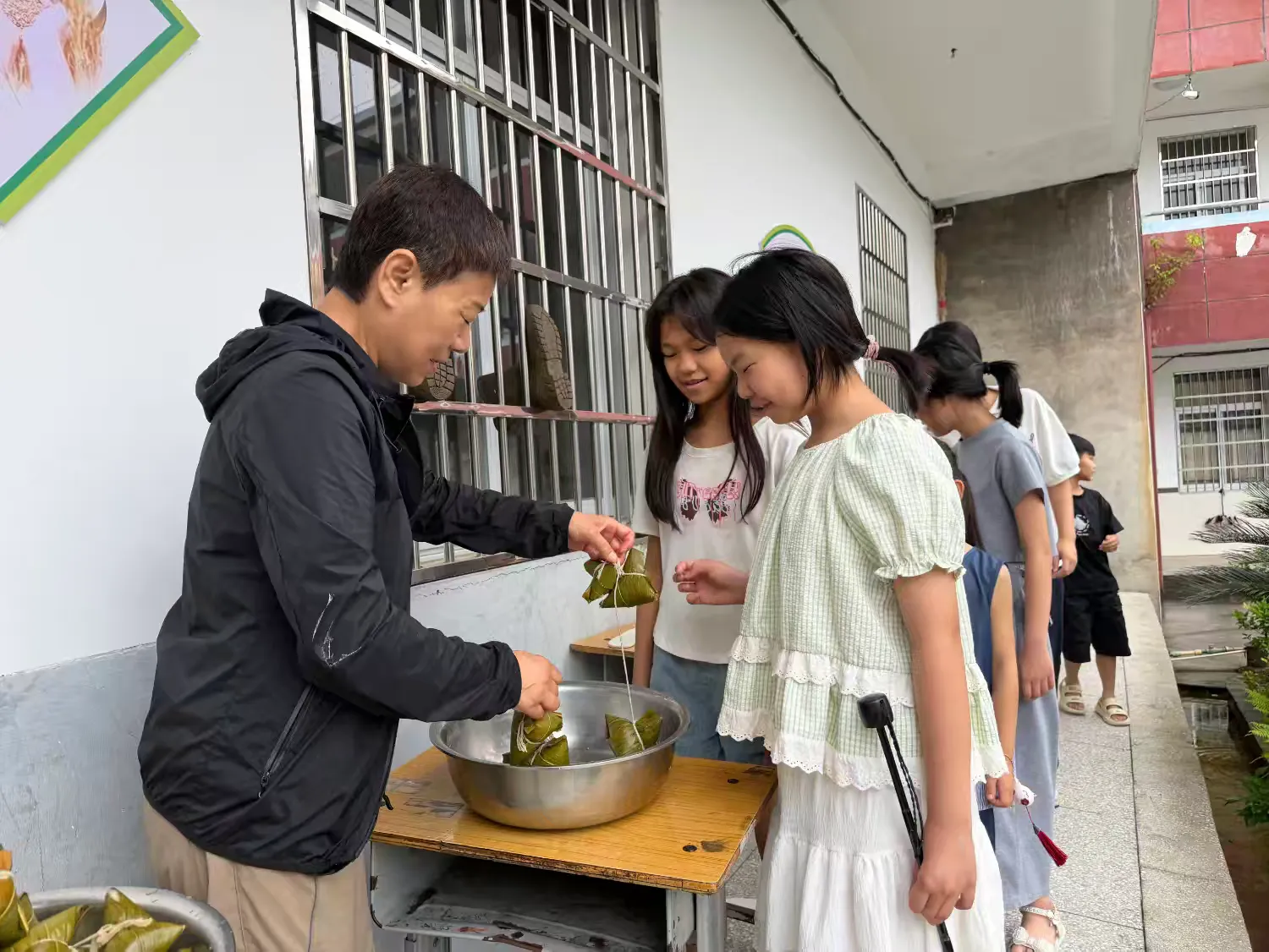 简篇-传承文化 传递温暖 ——记杨麟爱心小学"粽香情浓"端午主题活动 传承文化 传递温暖 ——记上饶市广信区汪村学校杨麟爱心小学"粽香情浓"端午主题活动
