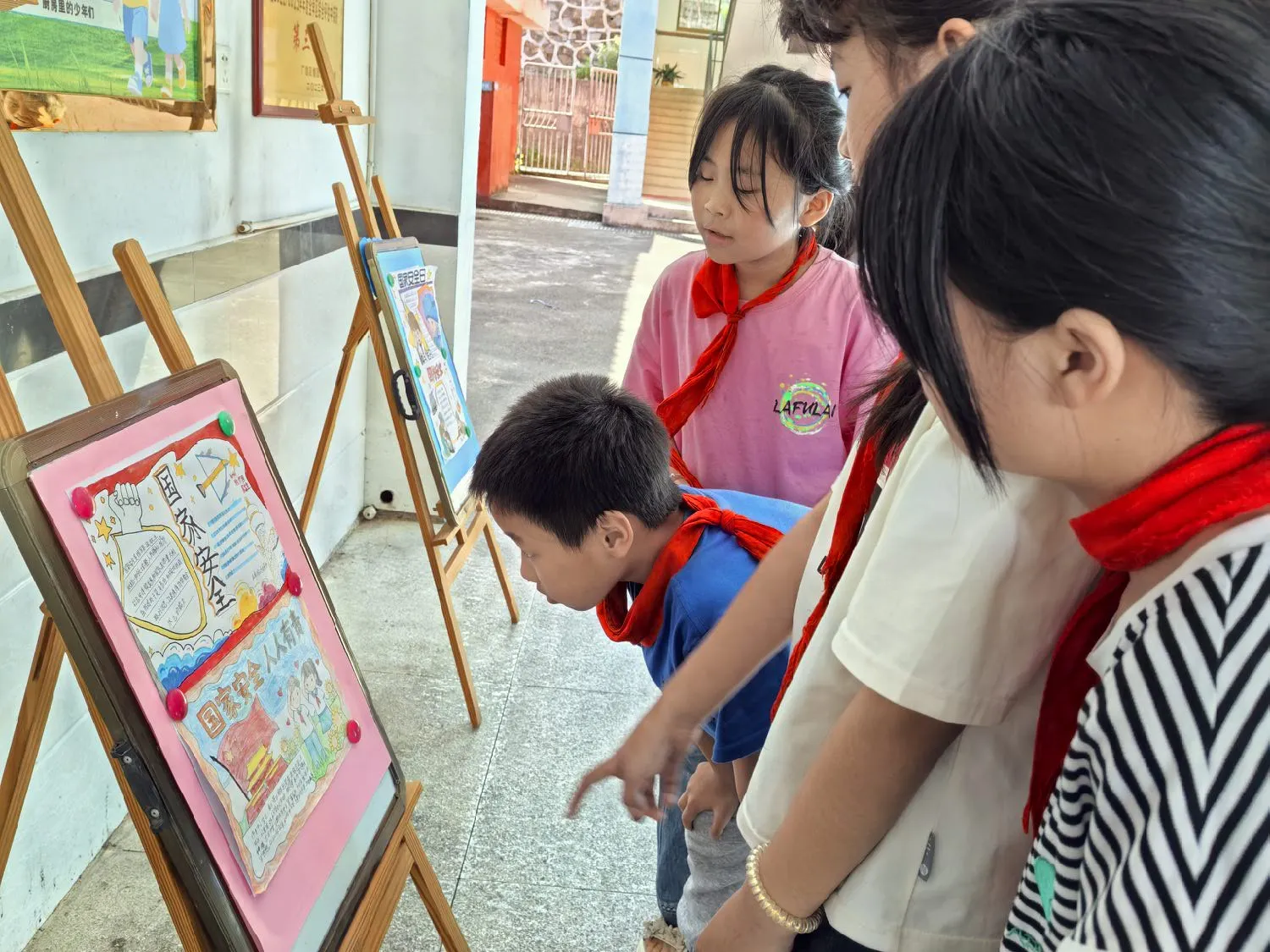 简篇-童心筑国防,笔墨绘家国—杨麟爱心小学国防教育主题班会暨手抄报评比活动纪实 童心筑国防,笔墨绘家国—江西上饶汪村学校杨麟爱心小学国防教育主题班会暨手抄报评比活动纪实